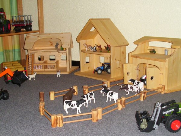 Bauernhof-Spiellandschaft aus Holz mit Spieltraktoren, Foto: Familienzentrum Hirschberg