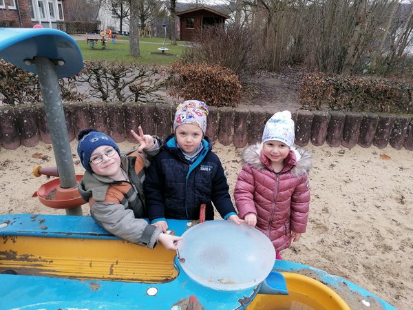 Drei Kinder halten eine Eisplatte in die Kamera, Foto: Haus für Kinder