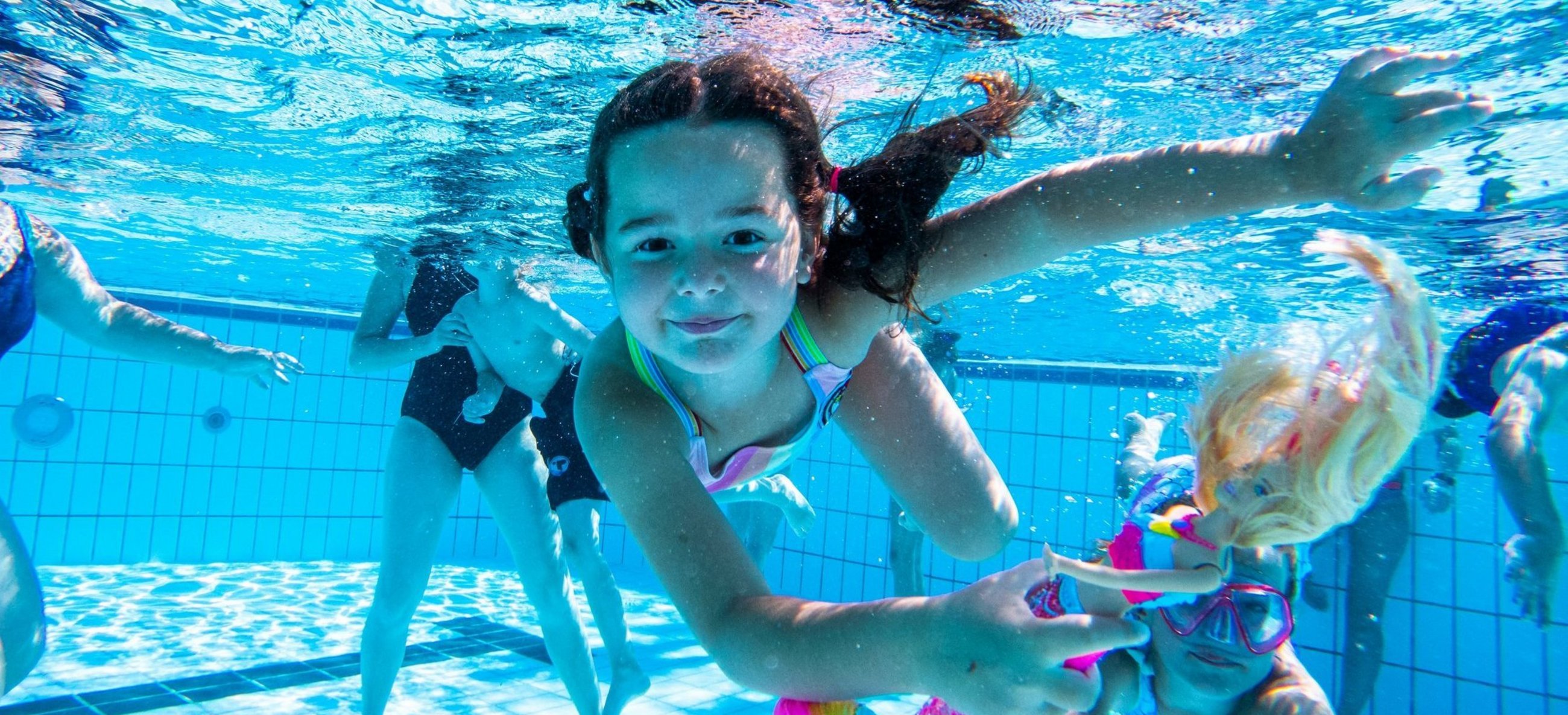 Unterwasserfoto von zwei Kindern im Allwetterbad, Foto: Flye Gbr