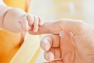 Hand eines Babys greif nach Finger eines Erwachsenen, Foto: Pixabay