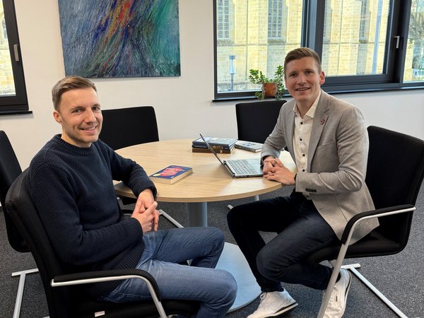 Bürgermeister und Stadtarchivar im Gespräch: