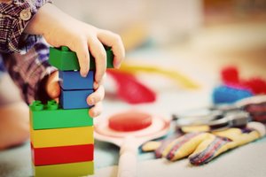 Kinderhände spielen mit Bausteinen, Foto: Pixabay / Esi Grünhagen