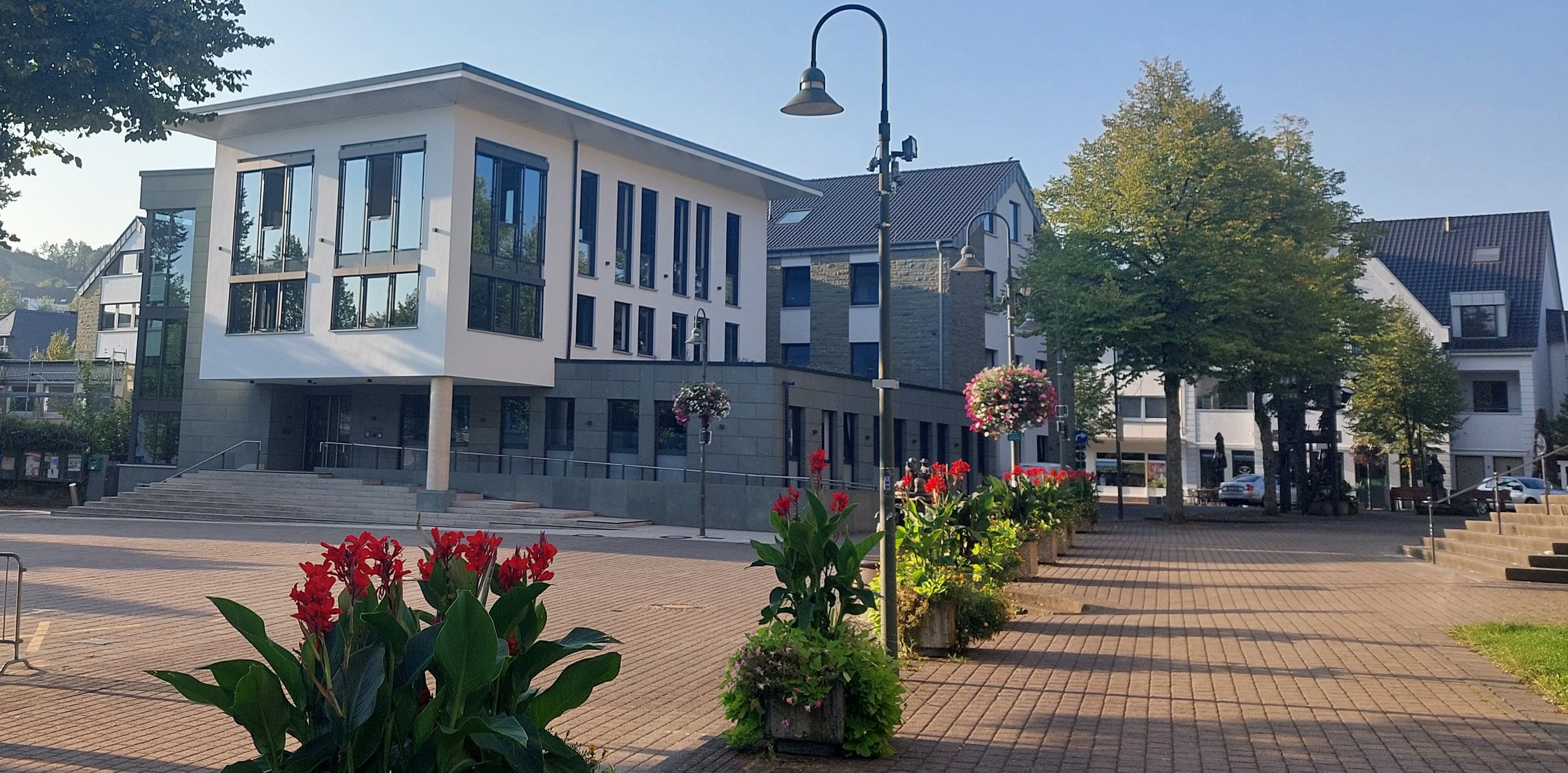 Blick über den Marktplatz auf das Rathaus der Stadt Warstein