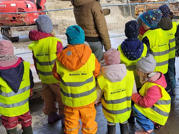 Gruppe Kinder zu Besuch bei einer Baufirma, Foto: KiTa Niederbergheim