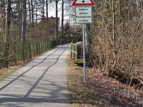 Neue Hinweisschilder am Möhnetalradweg: 