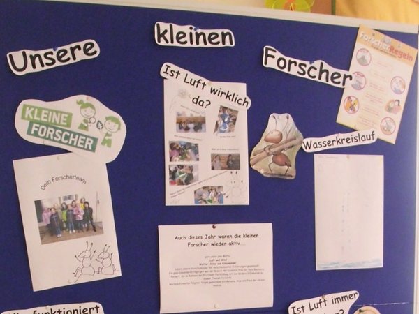 Pinnwand mit Zetteln zu den Forschertagen, Foto: Familienzentrum Hirschberg