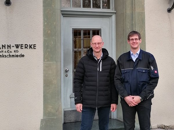 Wirtschaftsförderer und Projektingenieur vor dem Gebäude der Gesenkschmiede