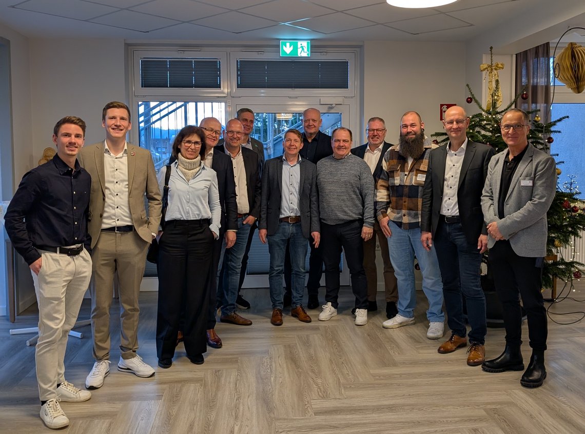 Gruppenfoto der Teilnehmenden am Unternehmerfrühstück im DRK-Heim