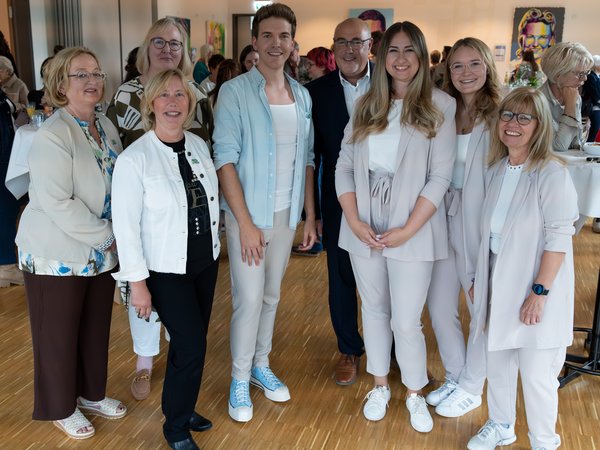 Sehr gut besuchte Vernissage „Frauen und Demokratie“: 