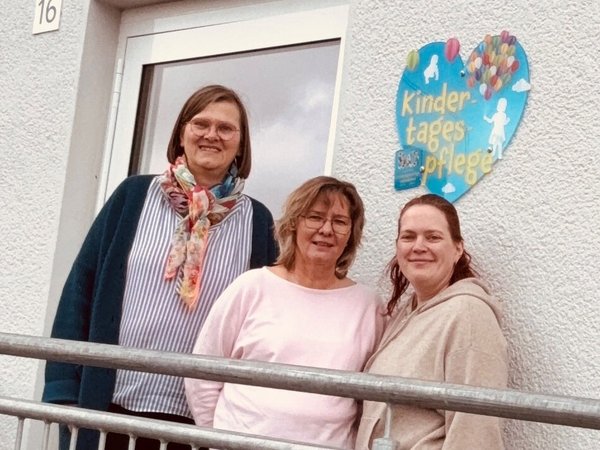 Die drei Mitarbeiterinnen des Vertretungsstützpunktes an der Eingangstür