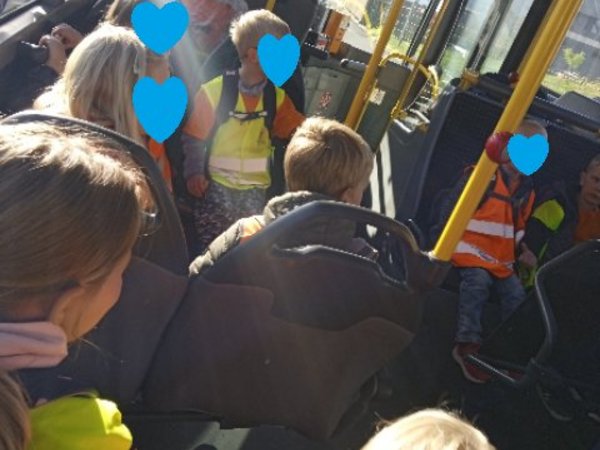 Kinder fahren gemeinsam mit dem öffentlichen Verkehrsmittel/Bus, Foto: KiTa Niederbergheim