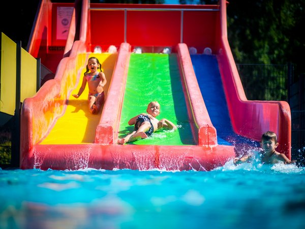 Kinder rutschen auf der Triple Slide-Rutsche, Foto: Flye GbR