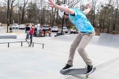 Ein Kind fährt auf seinem Skateboard