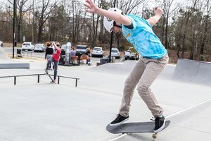 Ein Kind fährt auf seinem Skateboard