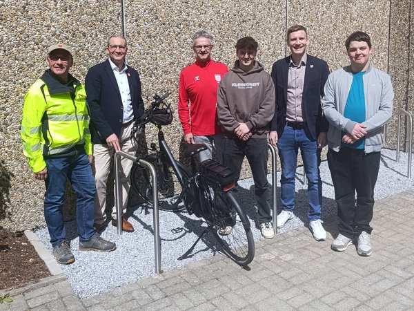 Fahrradbügel an Dreifachturnhalle