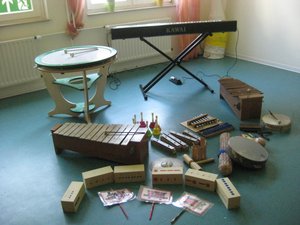 Zusammenstellung von einigen Musikinstrumenten, Foto: KiTa Kunterbunt