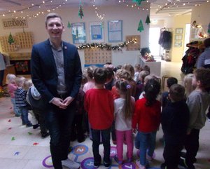 Der Bürgermeister steht vor einer Gruppe Kinder