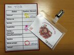 Foto des Familiensportabzeichens und der Sammelkarte für "Tom"