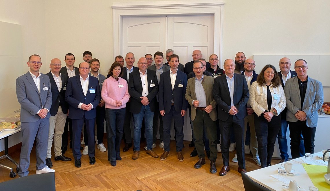 Gruppenfoto der Teilnehmer am Frühstücksbuffet