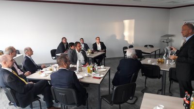 Unternehmer sitzen am Frühstückstisch und hören dem Vortrag vor. Foto: Stadt Warstein