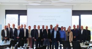 Teilnehmer vor einer Leinwand im Bürgersaal des Rathauses. Foto: Stadt Warstein