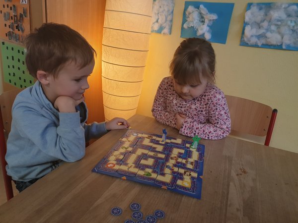 Zwei Kinder spielen ein Labyrinth-Spiel, Foto: Haus für Kinder