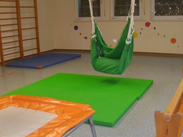 Trampolin, Schaukel und Matten in der Turnhalle des Familienzentrums, Foto: Familienzentrum Hirschberg