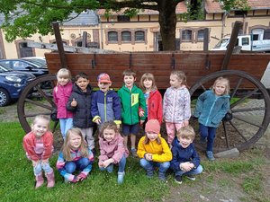 Gruppenfoto der Kinder vor einer Pferdekutsche, Foto: KiTa Lippkamp