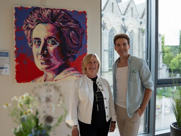 „Frauen und Demokratie“ beim Kleinen KunstSommer im Rathaus: