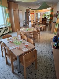 Blick in einen Raum mit gedeckten Frühstückstischen