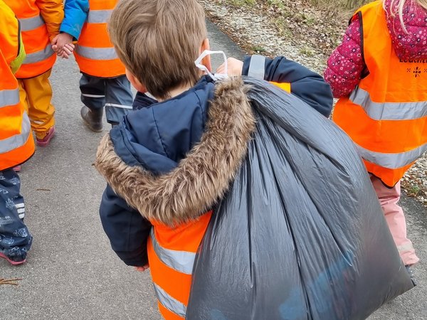 Kinder mit Warnwesten bei einer Müllsammelaktion, Foto: KiTa Niederbergheim