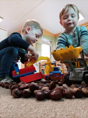 Zwei Kinder spielen mit den neuen Baufahrzeugen. Foto: Bettina Krueger