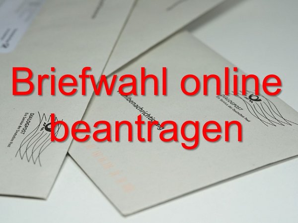 3 Briefumschläge mit dem Aufdruck Wahlbenachrichtigung. Im Vordergrund der rote Schriftzug "Briefwahl online beantragen".