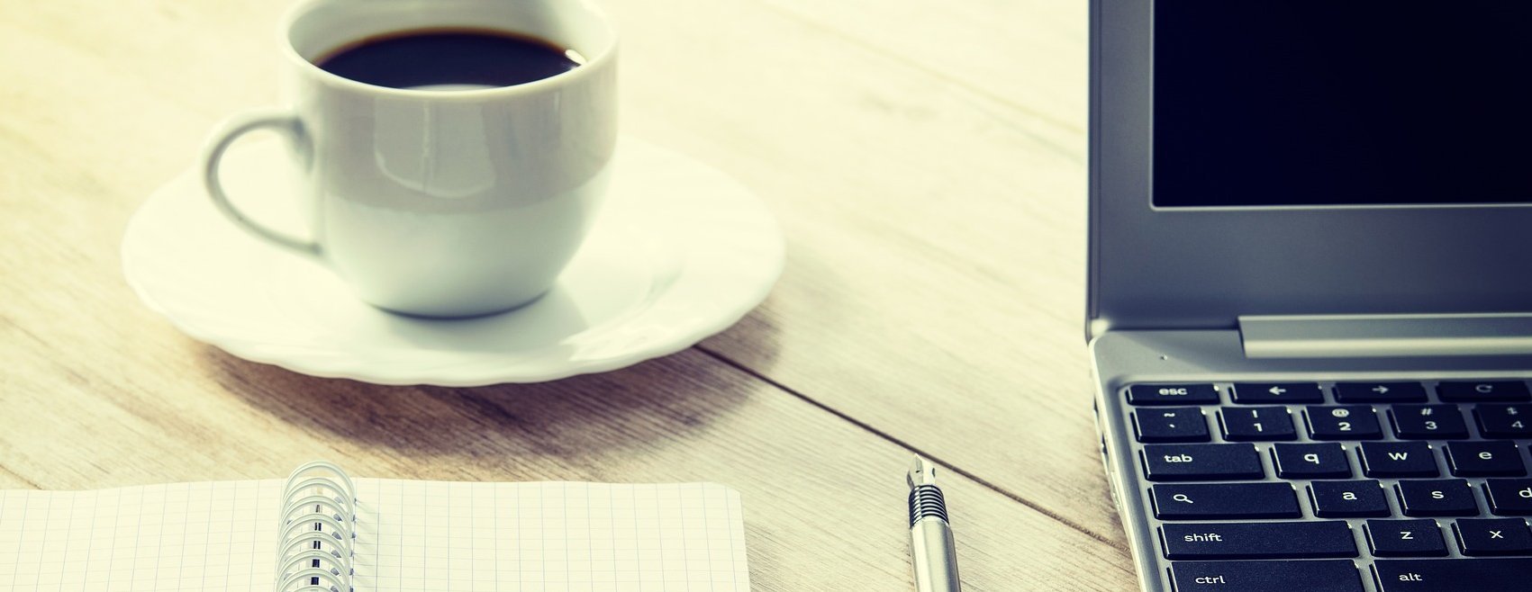 Kaffeetasse, Notizbuch, Stift und Laptop, Foto: Pixabay