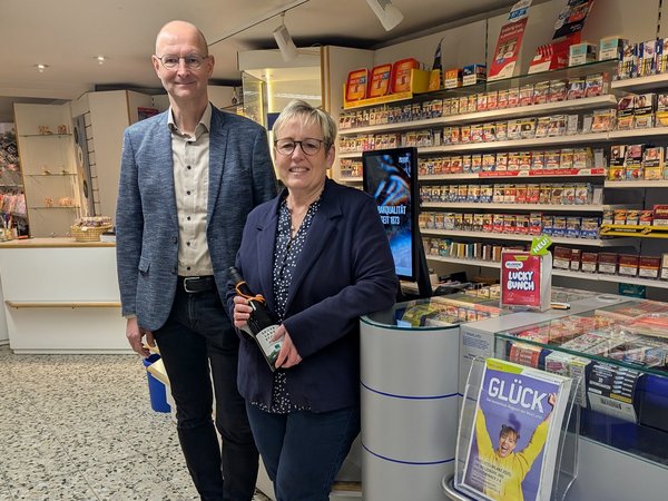 Frau Hoppe und Herr Risse an der Ladentheke des Geschäftes