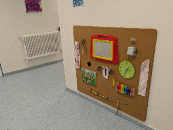 Blick in den Flur mit einer Activity-Wand