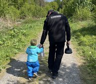 Vater und Kind gehen einen Waldweg