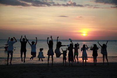 Kinder und Jugendliche am Strand, bewegen sich in Richtung Sonnenuntergang, Foto: Pixabay