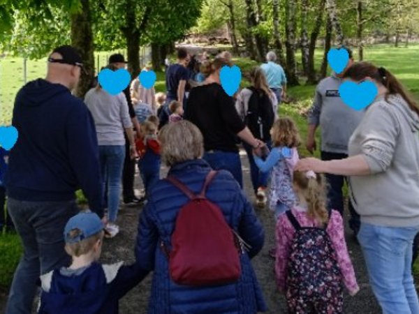 Familien wandern gemeinsam durch den Wald, Foto: KiTa Niederbergheim