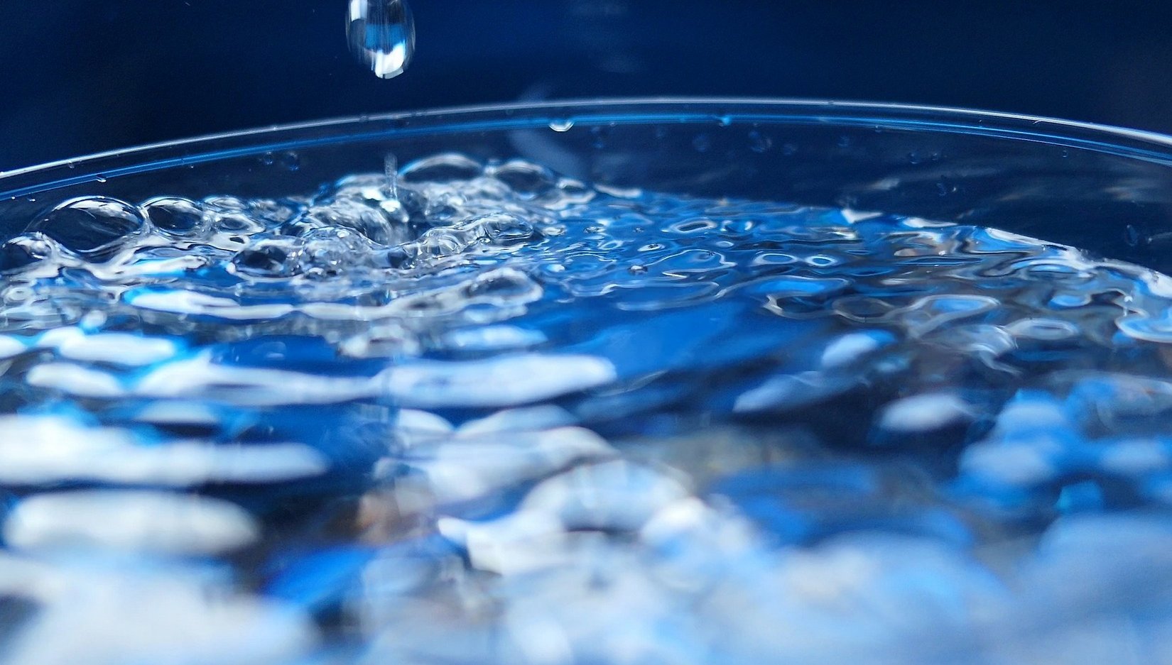 Wasser tropft in ein Glase, Foto: Pixabay