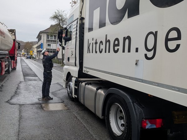 Polizei Warstein kontrolliert die Einhaltung des Durchfahrverbotes auf der Hauptstraße B55