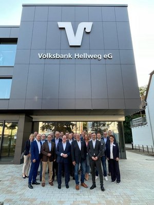 Unternehmerinnen und Unternehmer aus der Stadt Warstein beim UnternehmerFrühstück90  vor dem neuen Gebäude der Volksbank, Foto: Alina Poddig