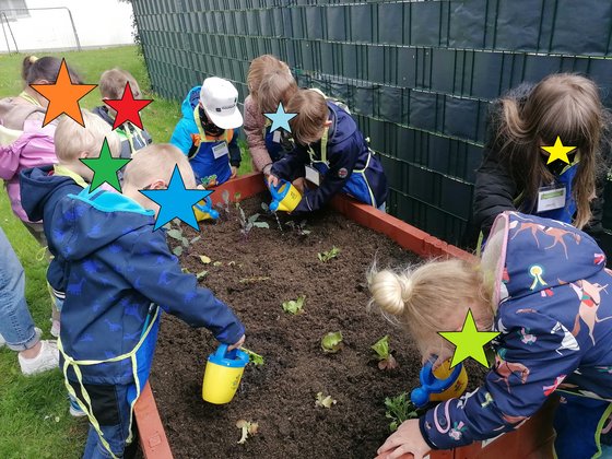Kinder bepflanzen ein Hochbeet