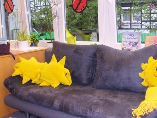 Graues Sofa mit gelben Sonnenkissen, Foto: Familienzentrum Hirschberg