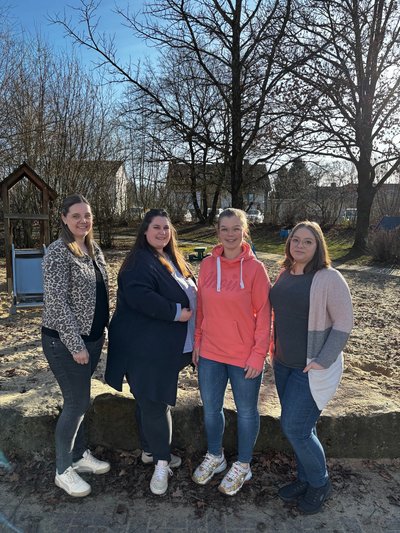 Gruppenfoto der Vorsitzenden des Fördervereins am Sandkasten der KiTa