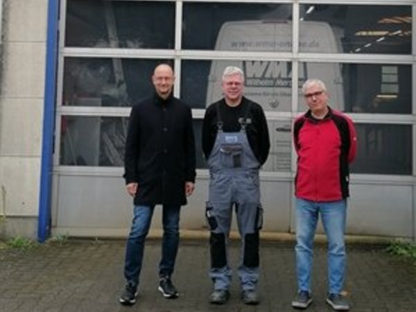 Gruppenfoto des Wirtschaftsförderers mit den Geschäftsführern vor dem Firmengebäude