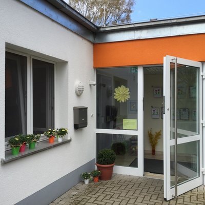 Blick auf die geöffnete Eingangstür der Einrichtung, Foto: Bewegungskita Kleine Strolche