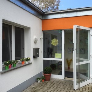 Blick auf die geöffnete Eingangstür der Einrichtung, Foto: Bewegungskita Kleine Strolche