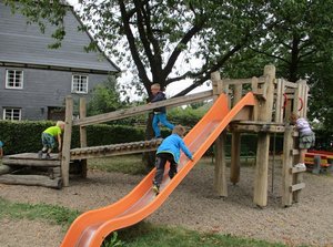 Kinder auf der Rutsche im Außenbereich, Foto: Familienzentrum Hirschberg