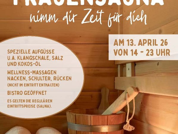 Einladungsplakat mit Angaben zur Frauensauna angeordnet über dem Foto einer Saunaszene: Aufgusseimer, brennende Kerzen und Handtücher